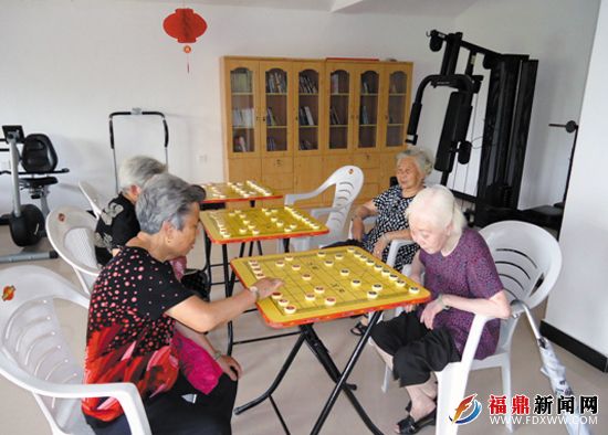 在服务站下棋.jpg