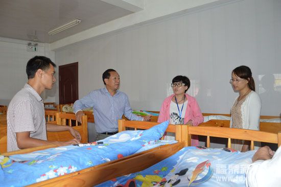 李家卫查看管阳中心幼儿园儿童寝室.JPG