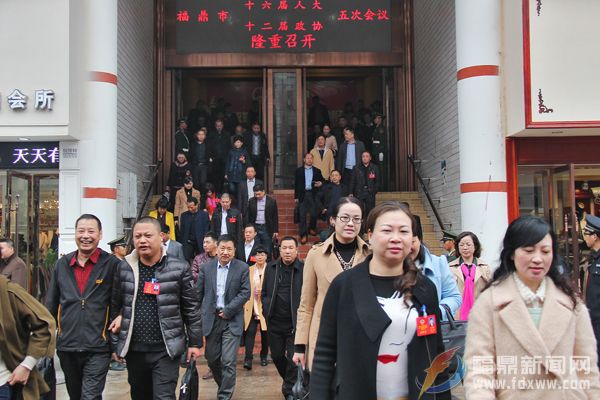 代表走出会场.jpg 代表走出会场.jpg