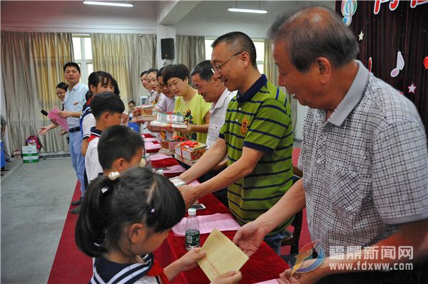 活动嘉宾为学生送上六一节日礼包 (1).jpg