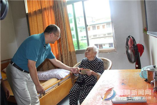 中共福鼎市委组织部刘东部长慰问百岁老人陈吓燕.jpg