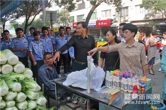 图为工作人员正在劝导商户 (2).jpg