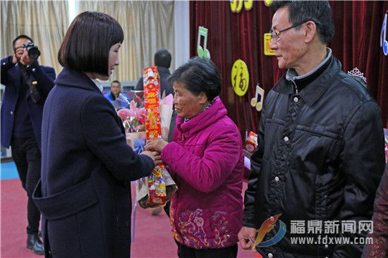 山前中心小学为离退休老教师寿星送上春联.jpg