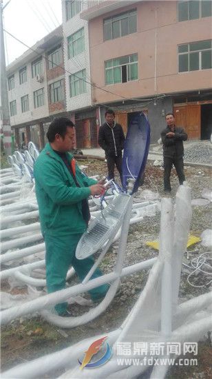 丹峰村做路灯2.jpg