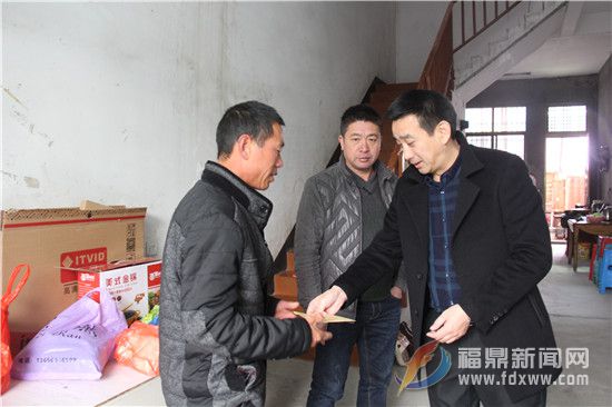 镇长雷成才慰问困难户1.jpg