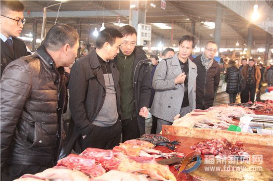 雷成才镇长带队到市场对禽类进行安全检查.jpg