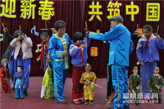 同学们体验提线木偶 (4).jpg