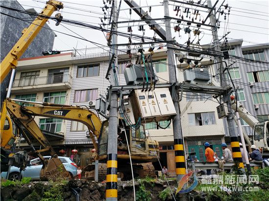 受持续的暴雨洪水影响，9月28日晚，福鼎市桐城街道麻坑里村10千伏麻坑分线设备发生故障，29日上午，公司紧急组织施工队伍对故障进行抢修。 (1)钟国欢.jpg