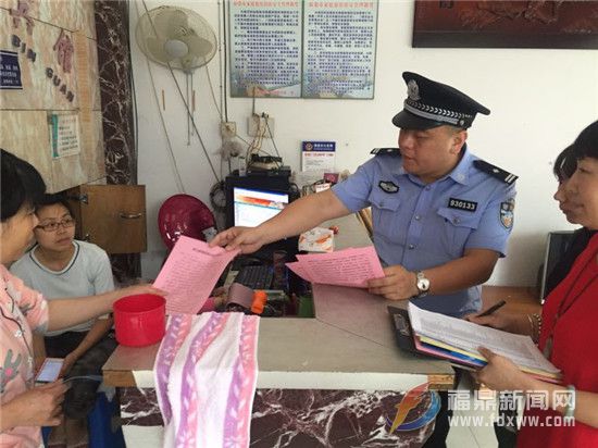 工作人员进村入户开展安全生产宣传 (2).jpg