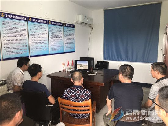 山前街道南乾村干部群众正在收看阅兵仪式 (2).jpg