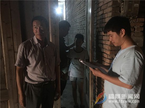 福东社区干部连夜组织地质灾害点群众转移并发放紧急转移通知单.jpg