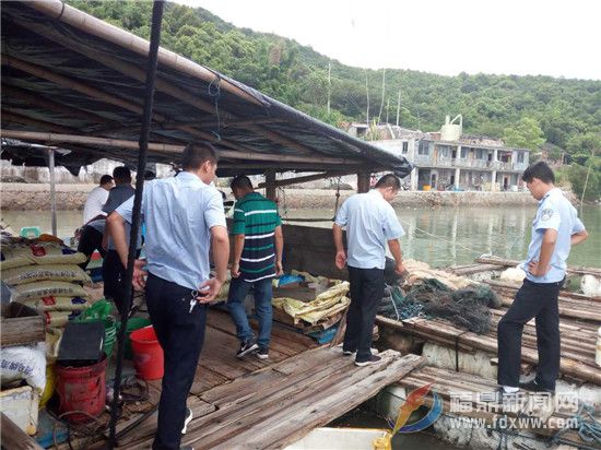 前岐镇村干部转移渔排人员.jpg