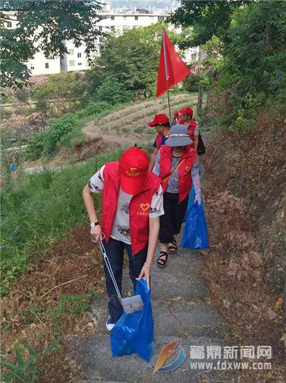 志愿者们正在捡路边的垃圾 (2).jpg