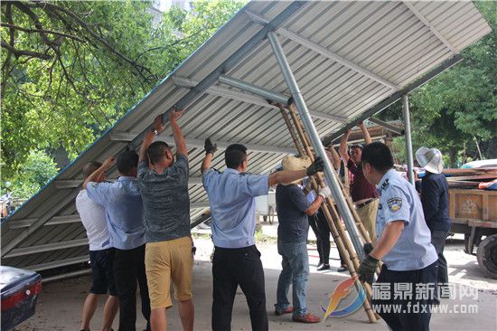 执法人员协助拆除违法搭建建筑 (1).jpg