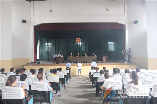 在店下镇文体中心小礼堂公开审理涉嫌犯滥伐林木罪 (2).jpg