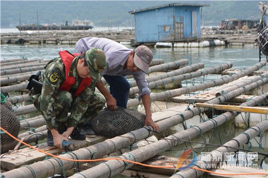 官兵帮助渔民加固养殖鱼排.jpg