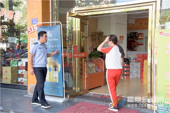 城监队员劝导店家.jpg