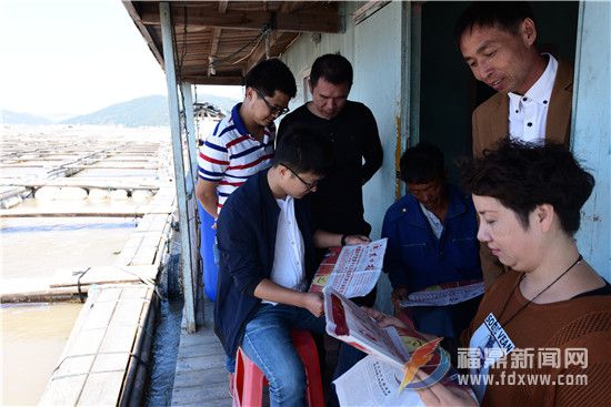 图一为：日前，福建省福鼎市沙埕镇纪检干部深入外岙渔排与党员、群众一起学习党的十九大报告。(周元和 摄）.jpg