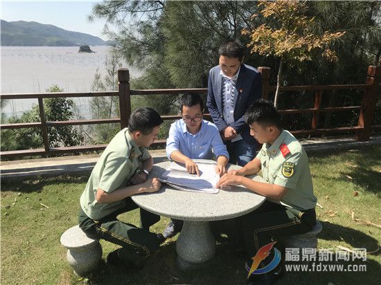 图二为：日前，福建省福鼎市嵛山镇纪检为驻岛官兵解读十九大精神。（周元和 摄）.jpg