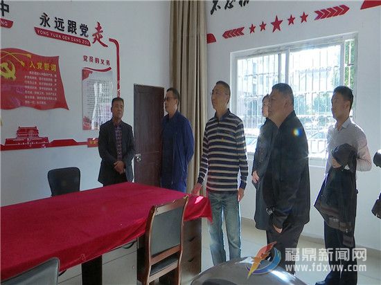与会人员正在查看山前社区福华名苑党支部.jpg