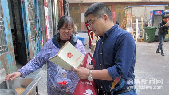 工作人员入户宣传 (2).jpg