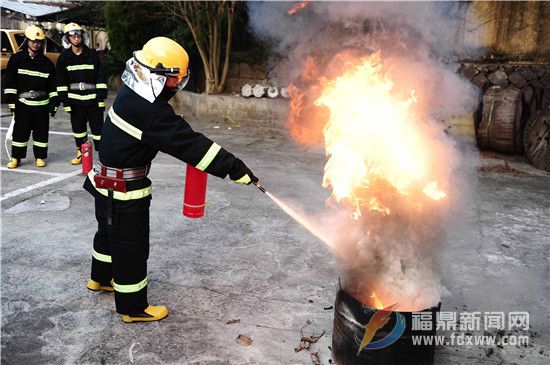 12月25日，国网福建宁德福鼎市供电公司组织员工对灭火器的使用进行现场实际演练，增强员工消防安全意识。（周婷婷）.jpg