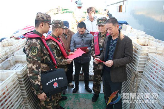 110宣传日，海警官兵在行动2.jpg