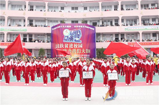 活动结尾，全体歌唱祖国 (1).jpg