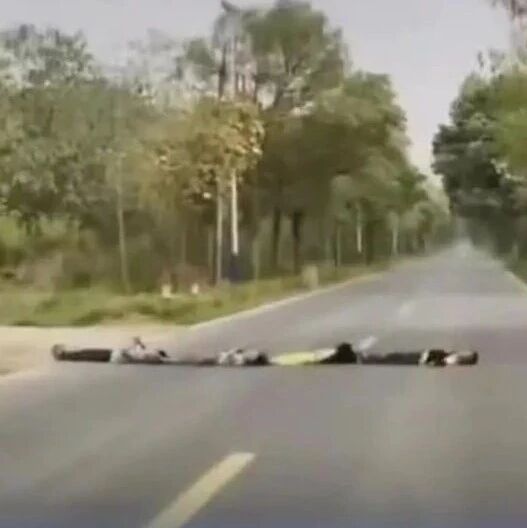 “远看以为是巨蛇，近看竟是四个娃”，家长们捏了把汗……