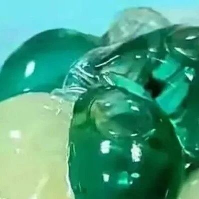 洗衣凝珠突然爆开，女子眼角膜受损！医生提醒→